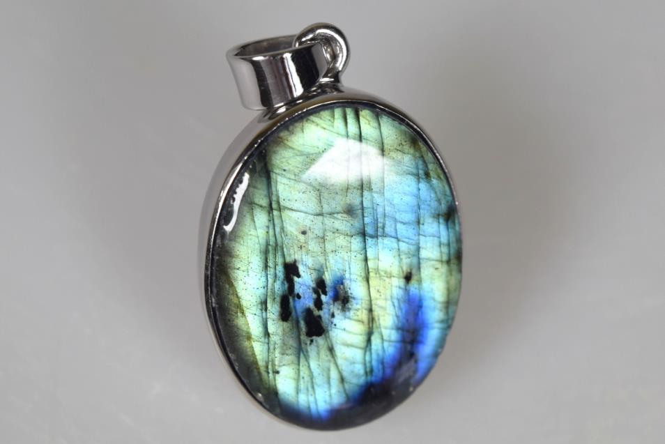 Labradorite Pendant Set in Silver 3cm