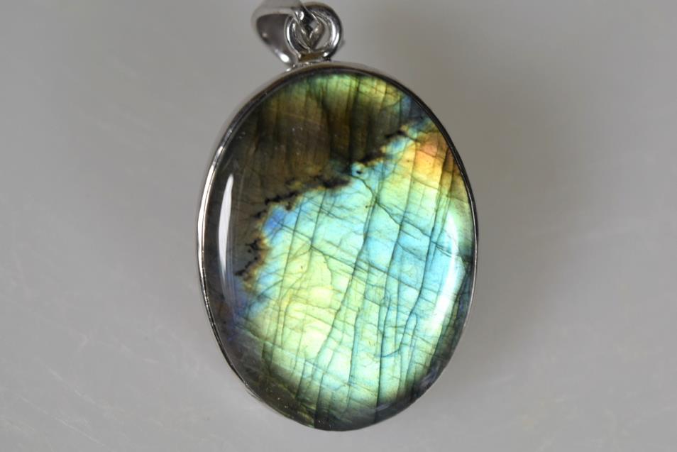 Labradorite Pendant Set in Silver 3.1cm