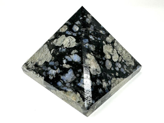 Que Sera Stone Pyramid 6.3cm